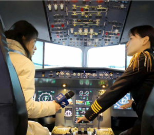 記者現場理解駕駛模擬艙